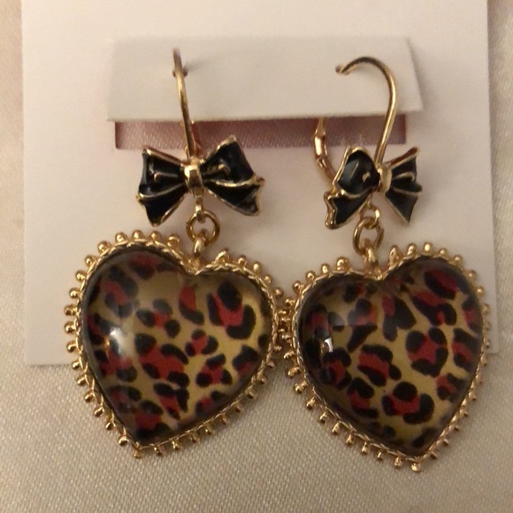 Betsey Johnson Gold Tone Leopard Heart Shaped Drop Earrings Bow Accent NWT - Picture 8 of 11